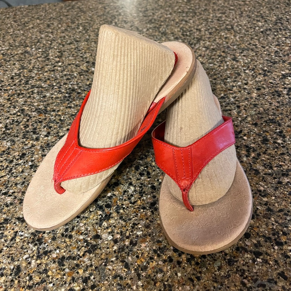 BOC red flip flop sandals size 8